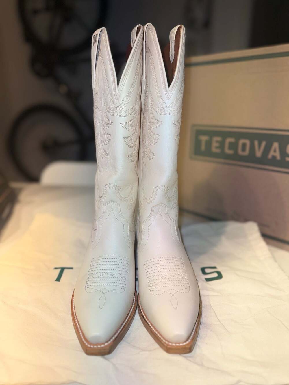 Tecovas The Annie Snip Toe Cowgirl Boots in Bone Sz 6,5 reg - Picture 5 of 10